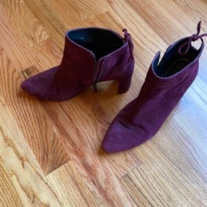 Ankle boots in suede purple!
